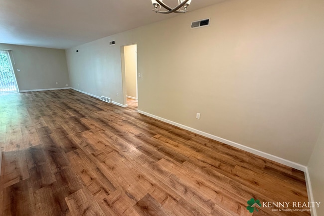 Building Photo - Remodeled 2 Bedroom Duplex with Private Ba...