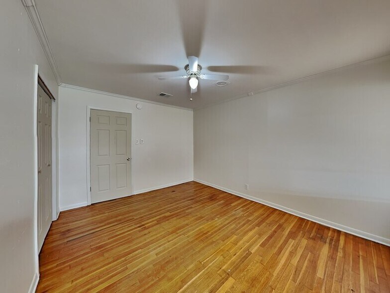 Building Photo - 1019 Park Center St