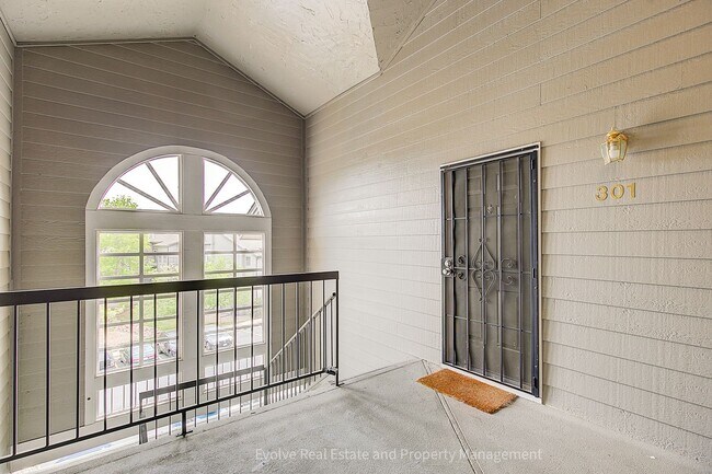 Building Photo - Evolve Real Estate: Top-Floor Condo in Prime Denver Location-Near DTC Available May 1st