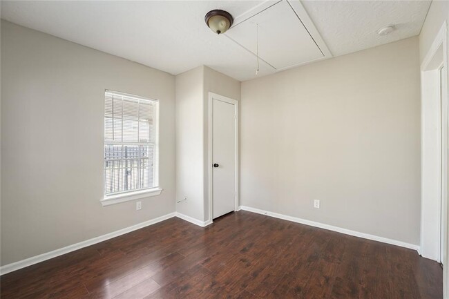 Building Photo - 916 E 35th St