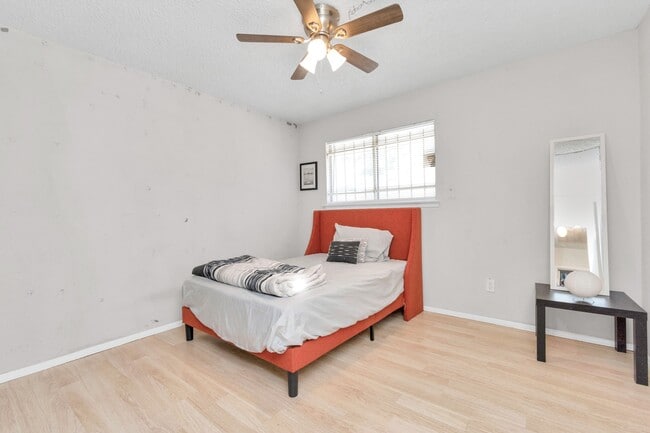 Building Photo - 5837 W Sunforest Dr