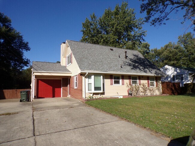 Building Photo - Well maintained cute house with huge fence...