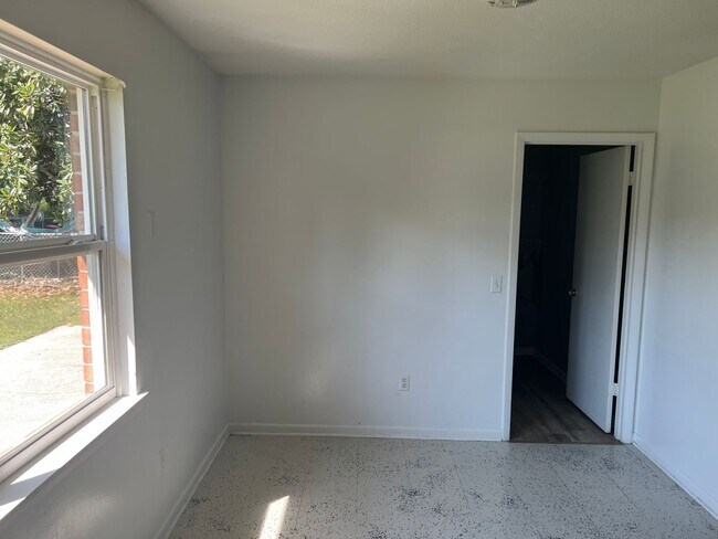 Building Photo - 3 bedrooms - 2 bath Home