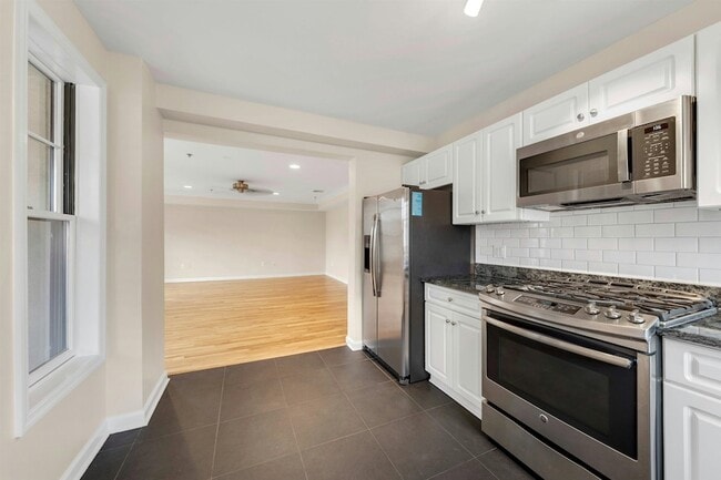 Building Photo - 350 7th St