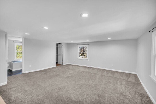 Building Photo - 1065 Lakeland Dr