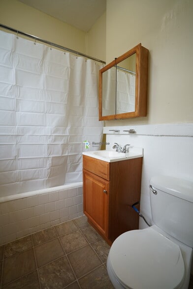 Building Photo - 228 Kelton St