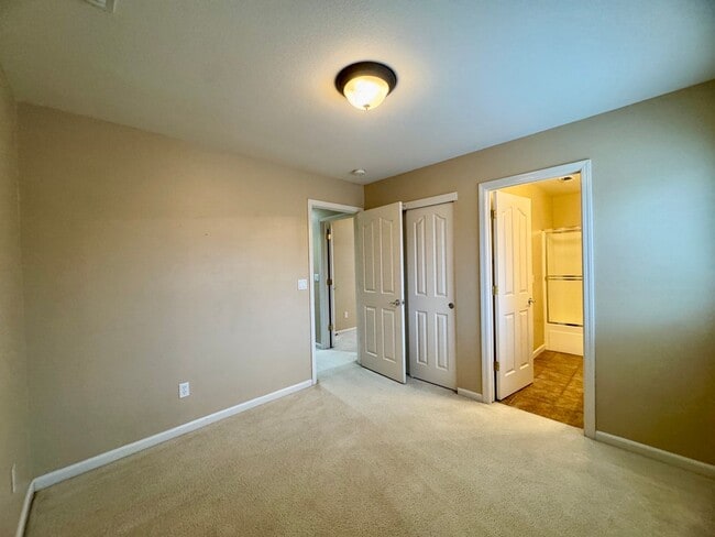 Building Photo - Spacious 3 Bedroom 3 Full Bathrooms Available Now!