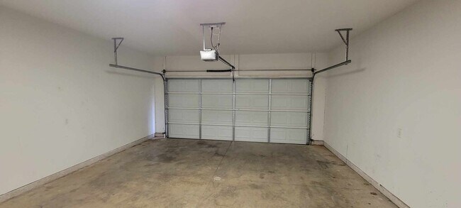 Building Photo - Beautiful property with granite countertops!