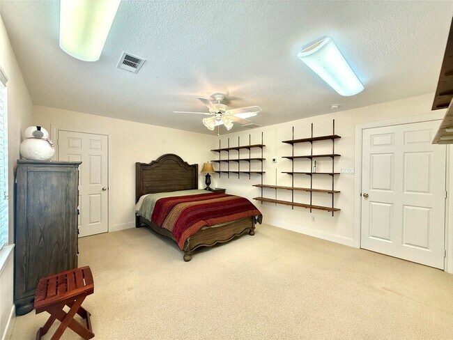 Building Photo - 16201 Surrey Ln