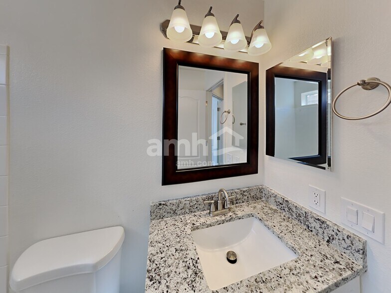 Building Photo - 2256 E Monona Dr