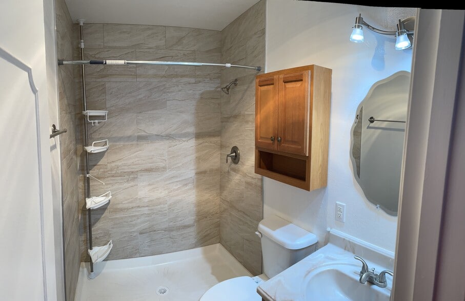 Master bath - 1601 Pennsylvania St NE