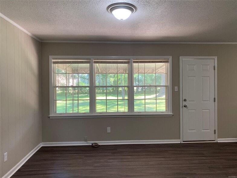 Building Photo - 306 Oakwild Dr