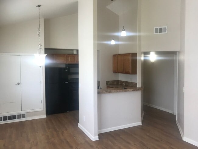 Building Photo - Fantastic 2nd floor condo - 2 bedroom, 2 bath, 1 car garage!