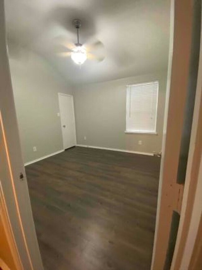 Building Photo - New flooring, ready to rent!