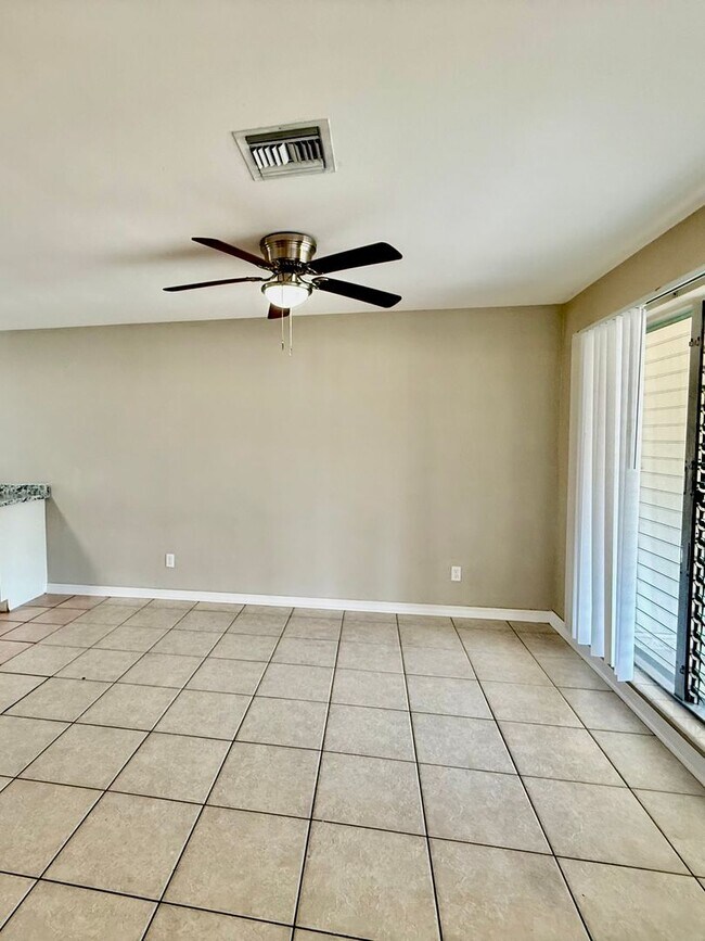 Building Photo - 2 bed 2 bath off Cape Parkway