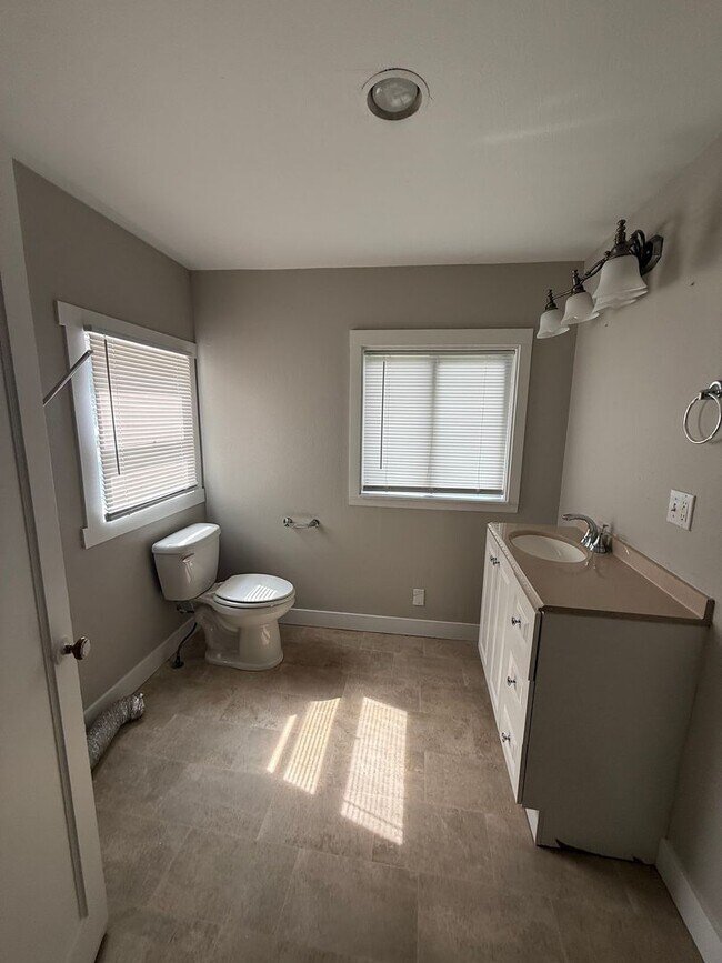 Building Photo - Large 4 Bed House with Fenced Yard