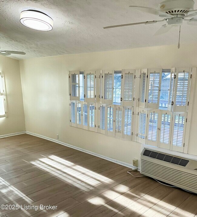 Building Photo - 7913 Greenway Dr