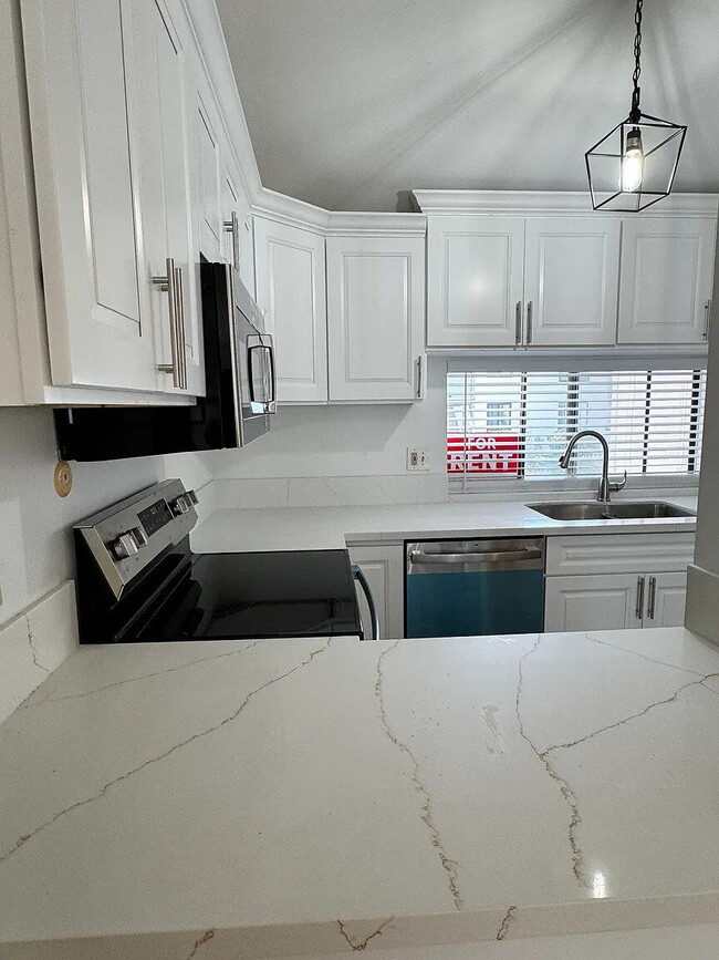 Building Photo - "Charming 1-Bedroom Retreat in Naperville - Perfect for Comfortable Living!"