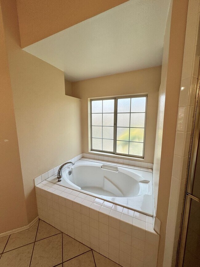 Building Photo - Large, end-unit townhome in the heart of Thousand Oaks