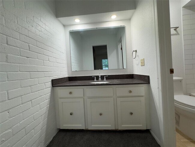 Building Photo - 3325 Brookhollow Ct