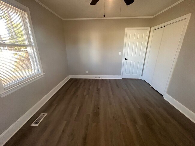 Building Photo - 803 Center St