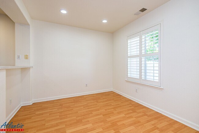 Building Photo - Desirable Evergreen Townhouse