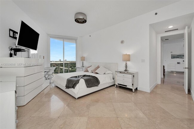 Building Photo - 16001 Collins Ave