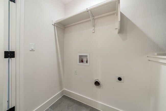 Building Photo - Stunning 2 bed / 2 bath condo in North Austin