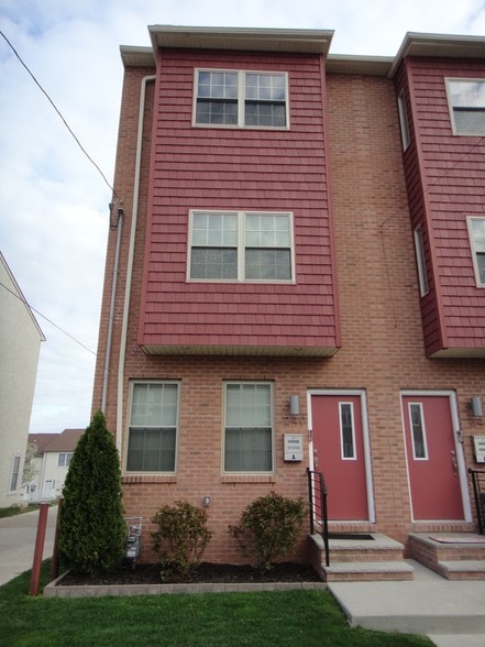 Primary Photo - 240 Lauriston St