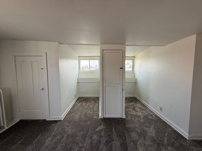 Building Photo - 611 Napoleon St