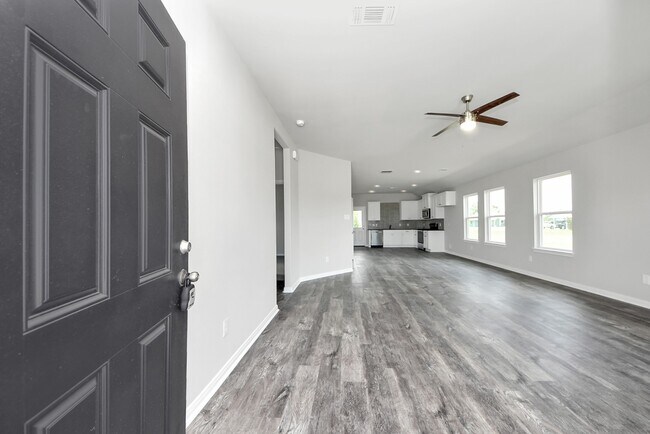 Building Photo - 688 Swallow Dr