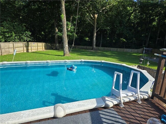 Building Photo - 2233 Paris St