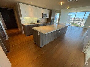 Building Photo - Symphony Honolulu! Luxurious 3 bedroom 2 b...