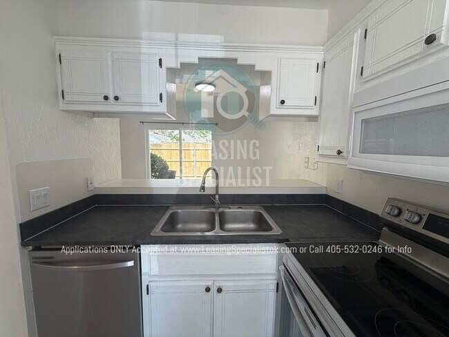 Building Photo - West Norman 2 Bed 1.5 Bath Townhouse Available for Your Immediate Move!