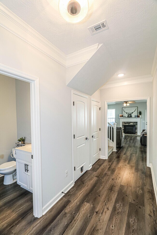 Building Photo - 550 Jensen Ln