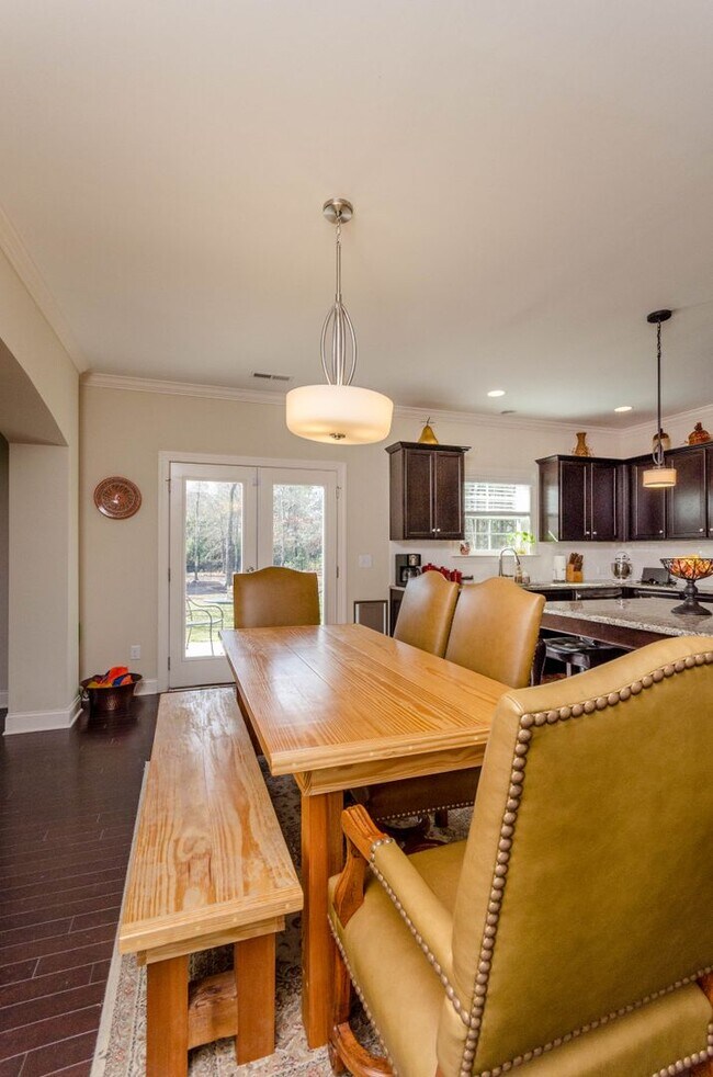 Building Photo - 255 Mimosa Dr