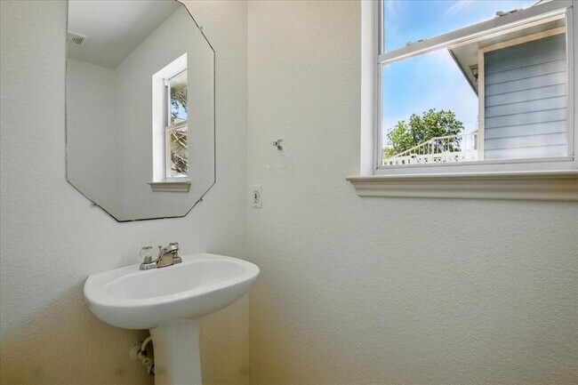 Building Photo - 508 Crater Lake Dr