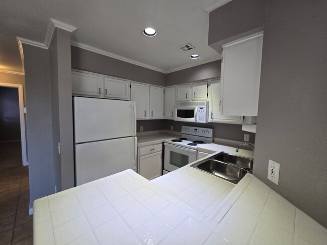 Building Photo - Charming 2-Bedroom Condo in Gated Communit...
