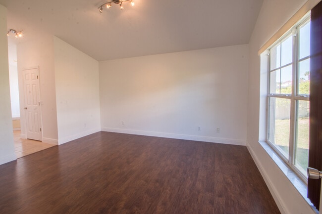 Building Photo - 661 Berwick Dr