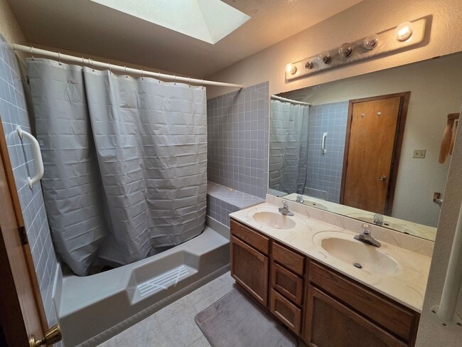 Building Photo - Large 4 Bdrm/3 Bath Home Close to Holloman AFB