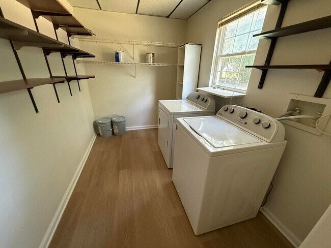 Building Photo - 4067 Fairway Dr