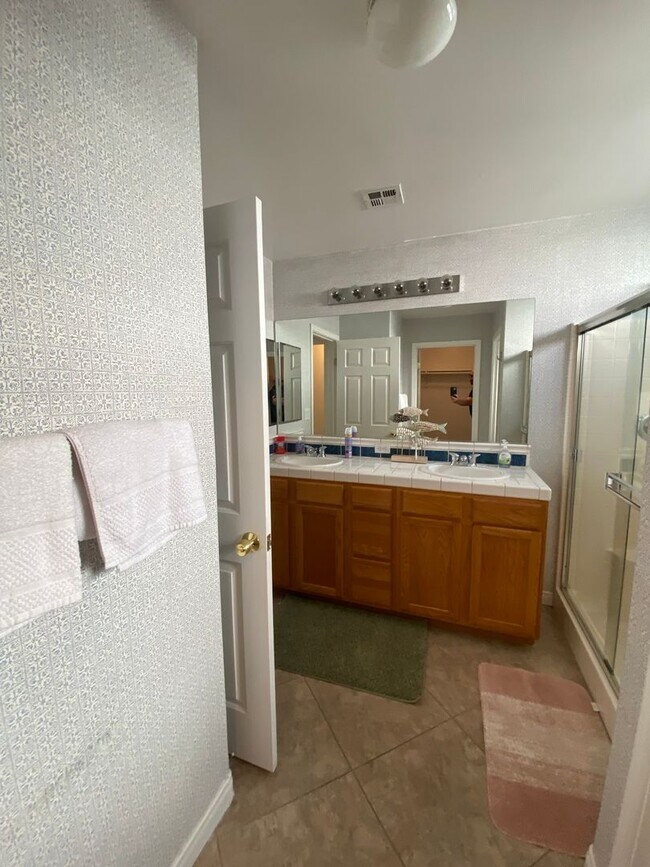 Building Photo - Gated Community of Grand Island in Seven Oaks 2 BD 2 BA Gorgeous House