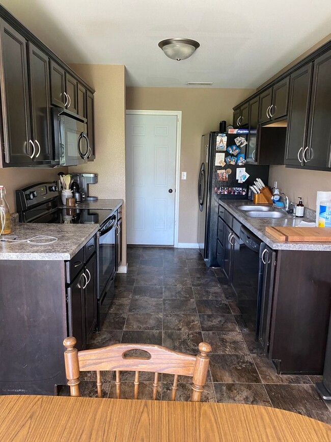 Building Photo - 3 bed 2.5 Bath Twin Home SORRY NO PETS!!