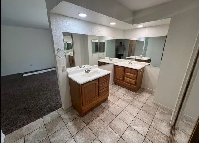 Building Photo - AVAILABLE NOW! Canyon Crest Townhome