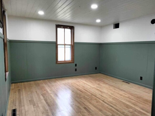 Building Photo - 1222 9th St S