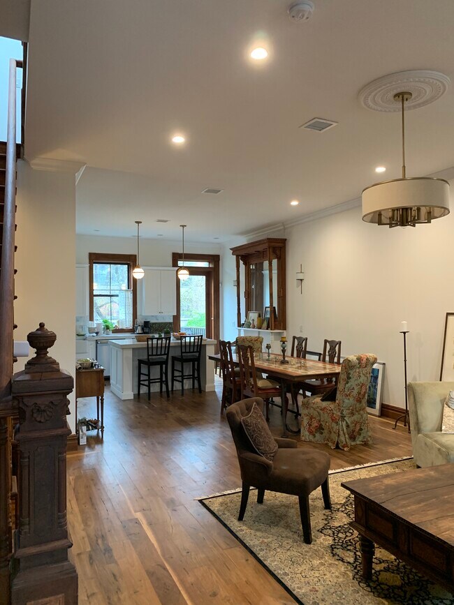 Building Photo - 559 Monroe St