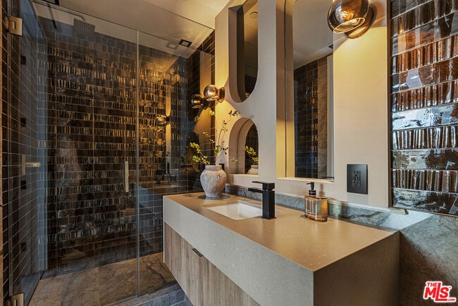 Building Photo - 1021 N Ogden Dr