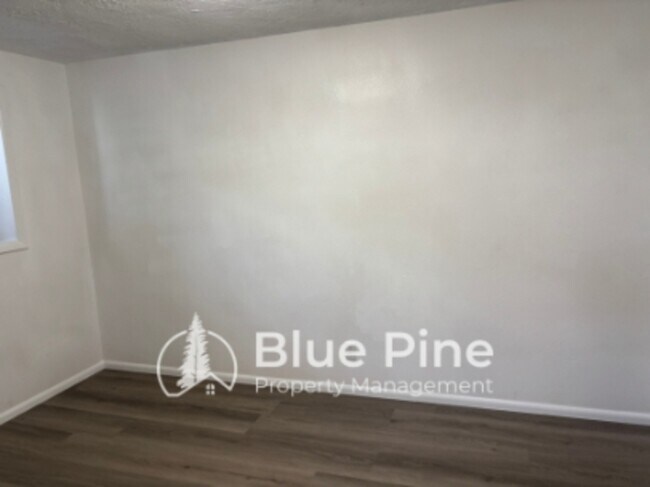 Building Photo - 411 Gladstone St