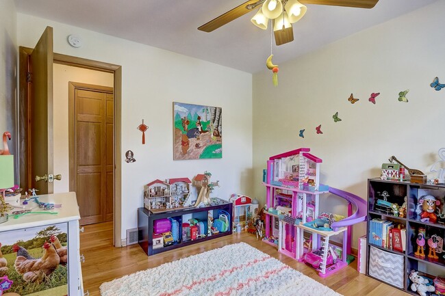 Building Photo - Charming Bi-Level Home in Sunset Village -...