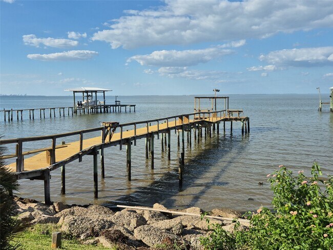 Building Photo - 402 1/2 Avenue A